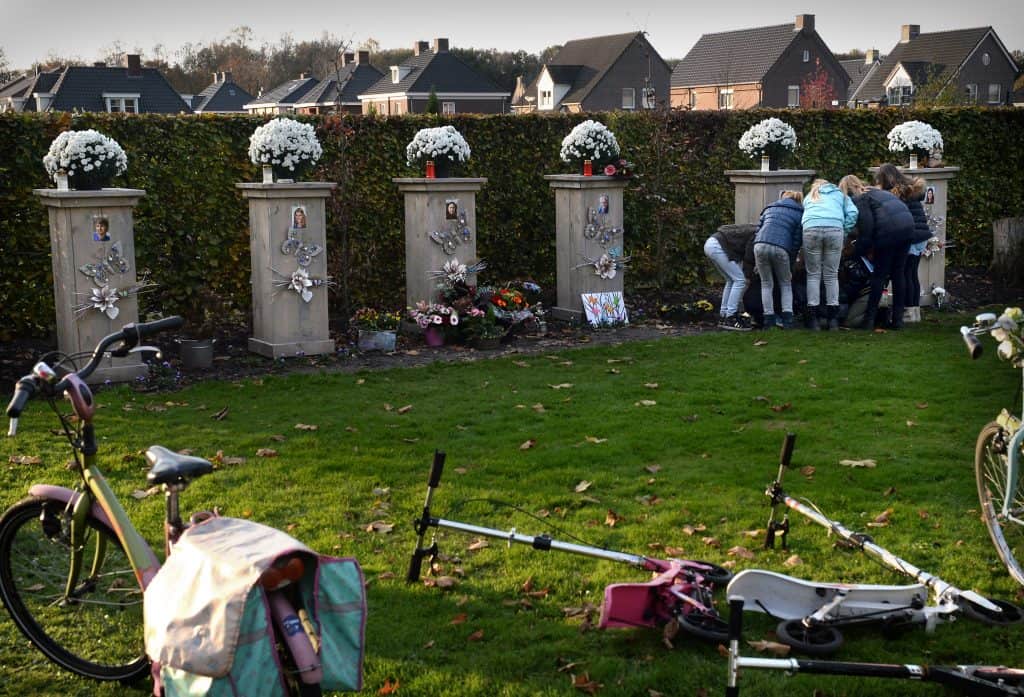 10-11-2014 Neerkant verdriet om doden ramp MH17 Een groepje meisjes ineen bij de herdenkingsplek voor de familie Wals. Dit hele gezin bestaande uit 6 leden waaronder hun klasgenootje vonden de dood. Bij de ramp kwamen in totaal 298 mensen om waaronder 196 Nederlanders.