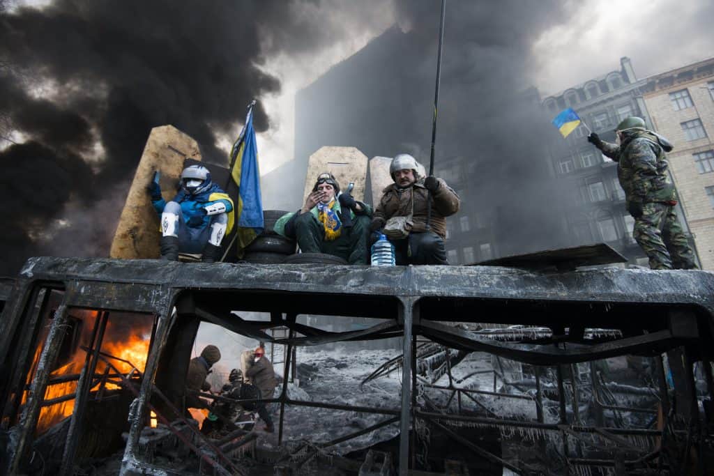 Op Hrushevs'koho Street in Kiev, Oekraïne in januari 2014 komt het tot harde gevechten tussen de demonstranten en de oproerpolitie. Het zwaartepunt van de revolutie lag dagenlang voor de ingang van het FC Dynamo Kiev stadion. Hier werden de oprukkende demonstranten, die naar het parlement wilden optrekken, tegengehouden. Barricades van uitgebrande politiebussen en zelfgecreerde muren scheidden de twee groepen. Meerdere keren komt het tot harde gevechten waarbij beide groepen geen geweld schuwen. Er vallen meerdere doden op Hrushevs'koho Street en vele gewonden.
