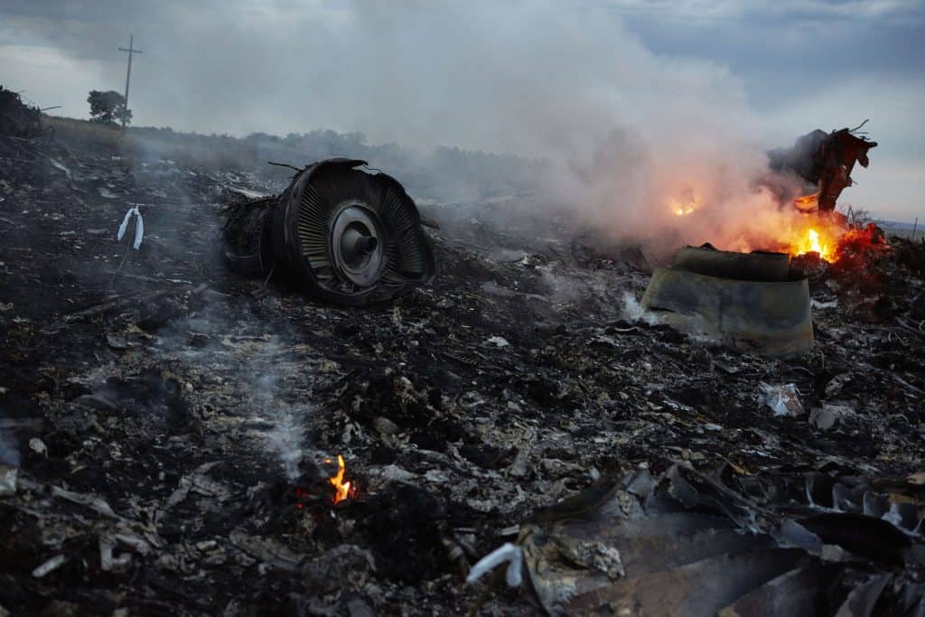 Vlucht MH17 uit Amsterdam is vermoedelijk uit de lucht geschoten met 298 passagiers aan boord .