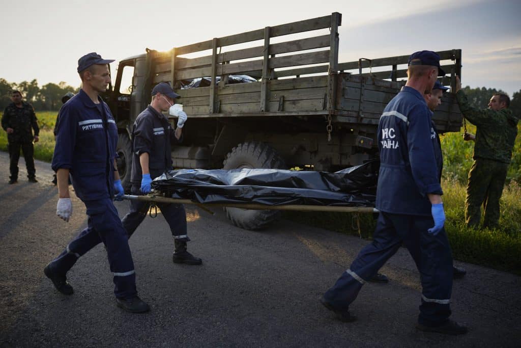 Vlucht MH17 uit Amsterdam is vermoedelijk uit de lucht geschoten met 298 passagiers aan boord . De commandant van een pro - Russische militie houdt de knuffel van een slachtoffer omhoog op de rampplek.