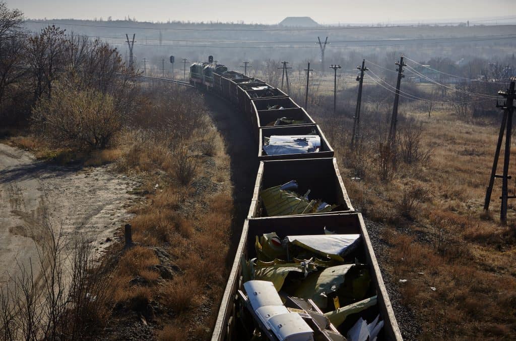 Een trein brengt resten van vlucht MH17 van Torez naar Kharkiv .