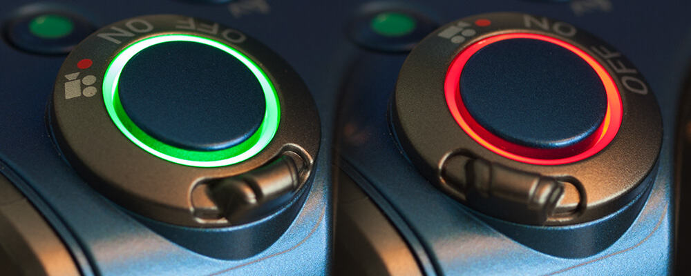 Links een groene ring bij de stand fotograferen, rechts de rode ring die aangeeft dat de camera in de videoinstelling staat.