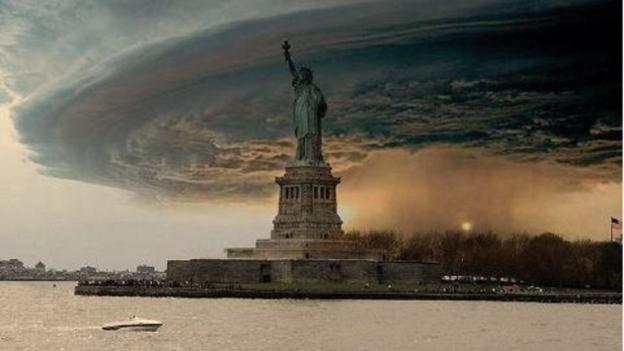 Een gemanipuleerd beeld van  Hurricane Sandy die over New York trok was een online hit. Het beeld was echter een manipulatie. 