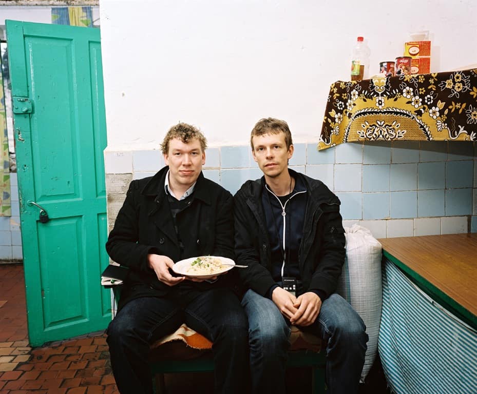 Dranda, Abkhazia, 2010 - Schrijver Arnold van Bruggen (links) en Rob Hornstra (rechts) aan het werk voor The Sochi Project 