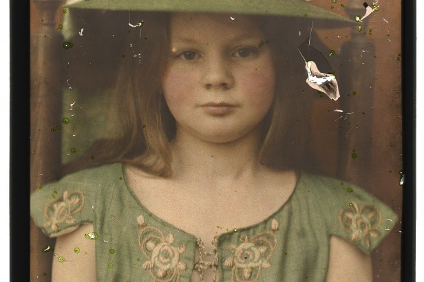 Berend Zweers (1872-1946), Maria Wilhelmina Zweers (dochter van de fotograaf), 1905-1910, autochroomplaat, 18,0 x 12,9 cm (afm. glasplaten, beeld 17,0 x 12,0 cm), collectie Universiteitsbibliotheek Leiden, inv.nr. PK-F-64.20