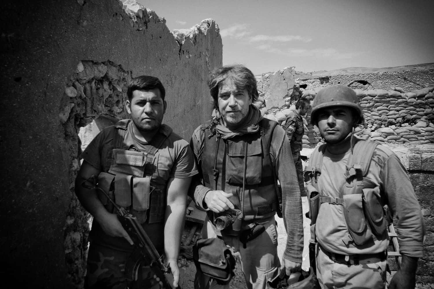 Foto recent gemaakt in Irak met Eddy van Wessel in het midden