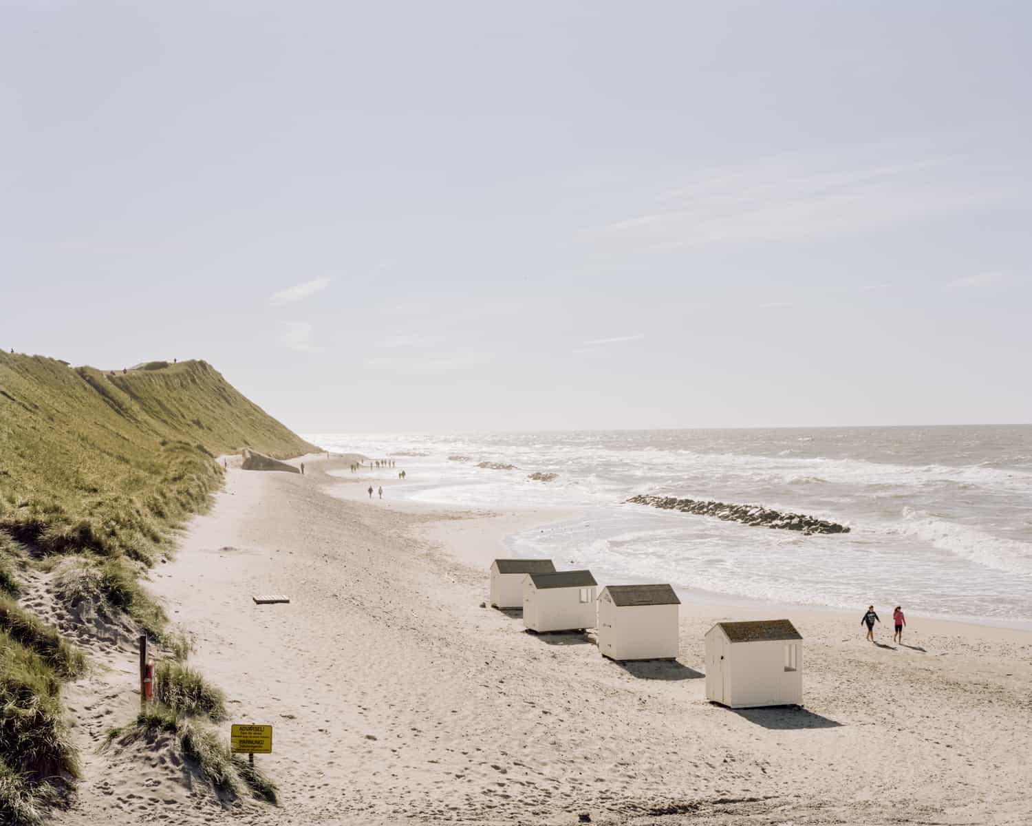 Kribben moeten het achterliggende land beschermen tegen verdere erosie, Denemarken. Foto Claudius Schulze. 